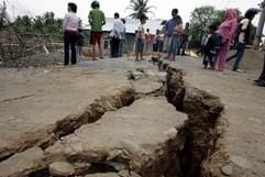 Bodenrisse nach Erdbeben in Indonesien (Foto: dpa)