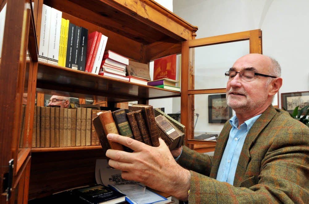 Roland Rittig übergab im Namen der Ernst-Ortlepp-Gesellschaft eine reihe wertvoller Bände des Dichters an die gleichnamige Bibliothek im Museum schloss Moritzburg.