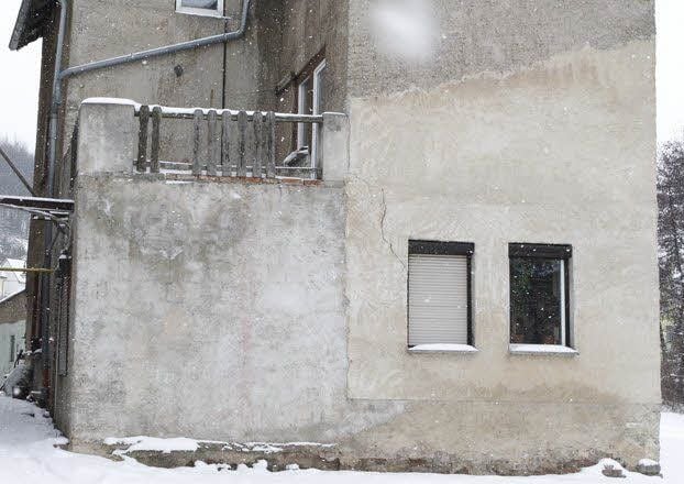 Den Grund dafür vermutet er auf dem darüberliegenden Balkon.