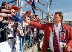 Frank Pagelsdorf, damals Trainer von Hansa Rostock, verabschiedet sich am 31. Mai 1997 nach einem Bundesligaspiel im Rostocker Ostseestadion von den Fans, um zum Hamburger Sportverein zu wechseln. (Archivfoto: dpa)