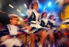 Während einer Karnevalssitzung tanzt die Funkengarde in der Stadthalle in Cottbus (Foto: dpa)