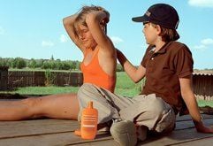 Der zwölfjährige Martin (r, Johann Hillmann) und die gleichaltrige Silke (Lea Eisleb) sitzen in einer Szene des Films «Blöde Mütze!» zusammen. (Foto: dpa)