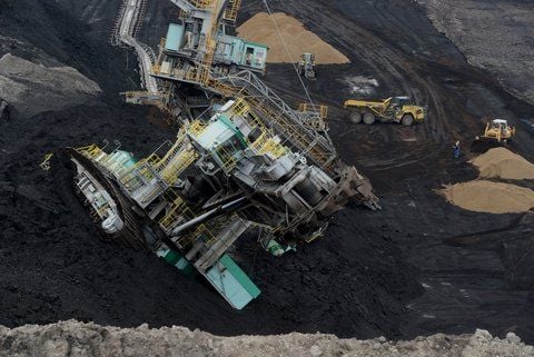 Ein rund 950 Tonnen schwerer Bagger liegt im Tagebau Vereinigtes Schleenhain bei Deutzen, nachdem er von einer Abraumkante verschüttet wurde. (FOTO: DAPD)