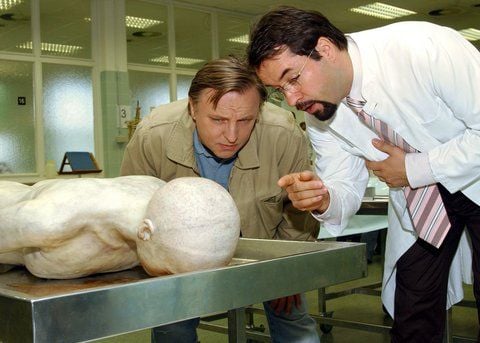 Die Schauspieler Axel Prahl (l) als Kommissar Frank Thiel und Jan Josef Liefers als Prof. Karl Friedrich Boerne betrachten bei Dreharbeiten zur ARD-Krimiserie «Tatort» in der Anatomie der Universität Münster eine Leiche. (FOTO: DPA)