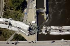 Luftaufnahme der zerstörten Brücke über den Mississippi. (Foto: dpa)
