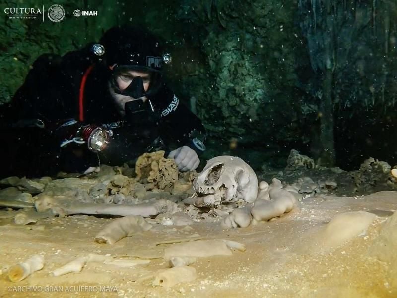 Höhlensystem Sac Actun: Die Überreste eines Schädels liegen unter Wasser. Foto: Inah/NOTIMEX