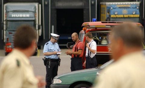 Polizisten sind auf dem Gelände des Rossmann-Zentrallagers in Landsberg (Saalekreis) im Einsatz. (FOTO: JAN MÖBIUS)