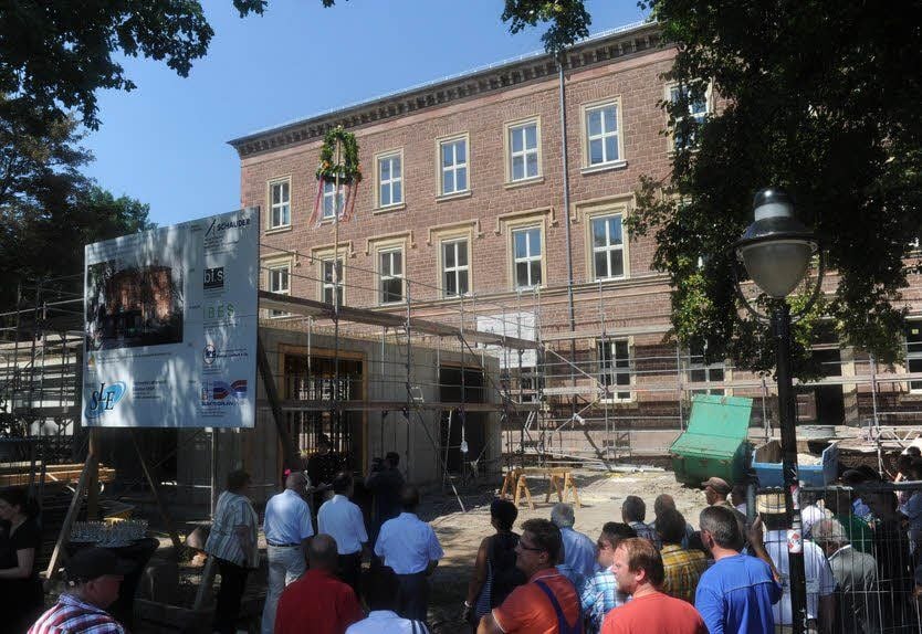 Vor der ehemaligen Schule entsteht ein neues Kundenzentrum.