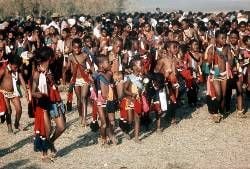 Bantu-Mädchen beim Mannbarkeitstanz in Swasiland