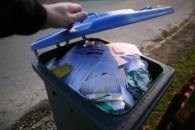 Eine Mülltonne ist mit Altpapier gefüllt. (FOTO: DPA)