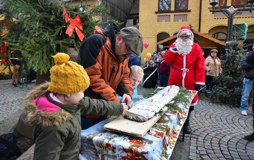 Der Riesenstollen aus der Bäckerei Werner wird angeschnitten.