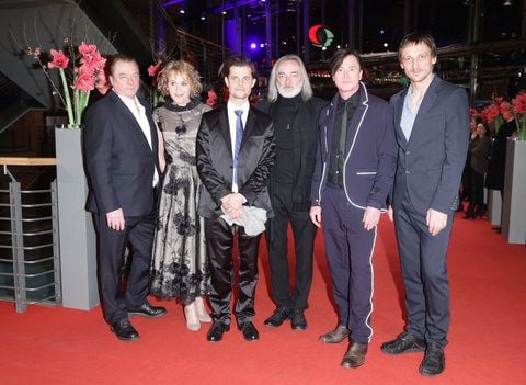 Die Schauspieler Rosa Enskat, Lars Rudolph, Wolfgang Packhäuser, Uwe Bohm und Marko Mandic zur Premiere von «Gold» auf der Berlinale. (FOTO: DPA)