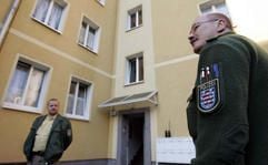 Polizeibeamte stehen am Samstag vor einem Haus in Erfurt, in dem die Polizei in der Nacht zwei Babyleichen in einer Kühltruhe gefunden hat. (Foto: dpa)