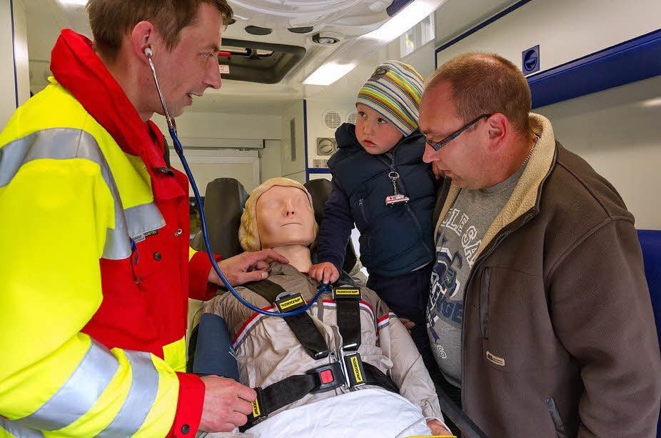 Sanitäter Matthias Oberländer (l.) erklärte dem kleinen Toni das Stethoskop.