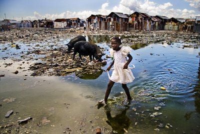 Ein Mädchen läuft durch den größten Slum der haitianischen Hauptstadt Port-au-Prince (Foto vom Juli 2007). Das Bild der belgischen Fotografin Alice Smeets gewinnt den internationalen Foto-Wettbewerb «UNICEF-Foto des Jahres». (FOTO: DPA)