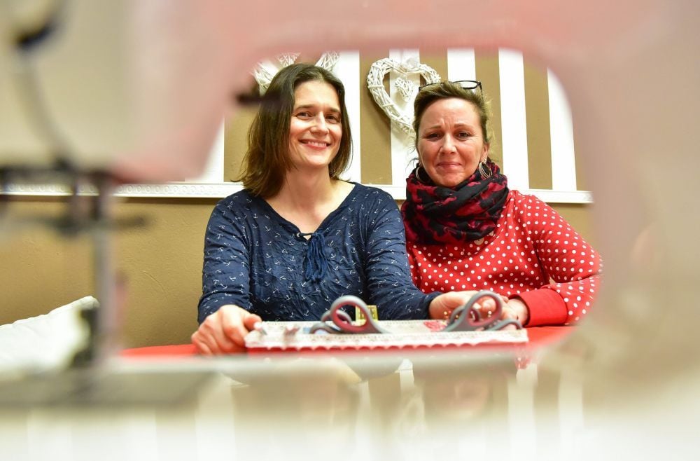 Kathi Gelsdorf (li.) und Annett Wendt haben das Nähen für sich entdeckt - und sind dabei Freundinnen geworden.