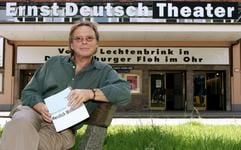 Der Schauspieler und Musiker Volker Lechtenbrink sitzt am 02.08.2004 vor dem Ernst Deutsch-Theater in Hamburg. (Foto: dpa)
