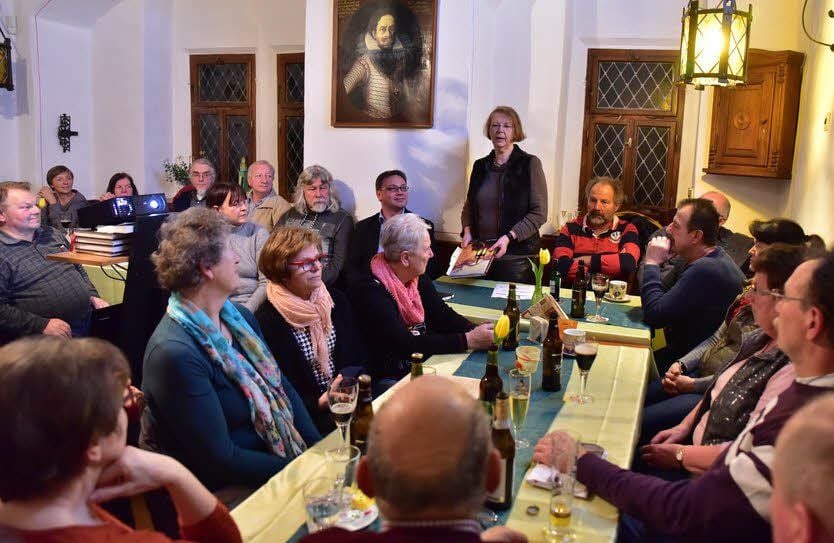 42 Besucher folgen der Buchvorstellung von Inger Schuberth.