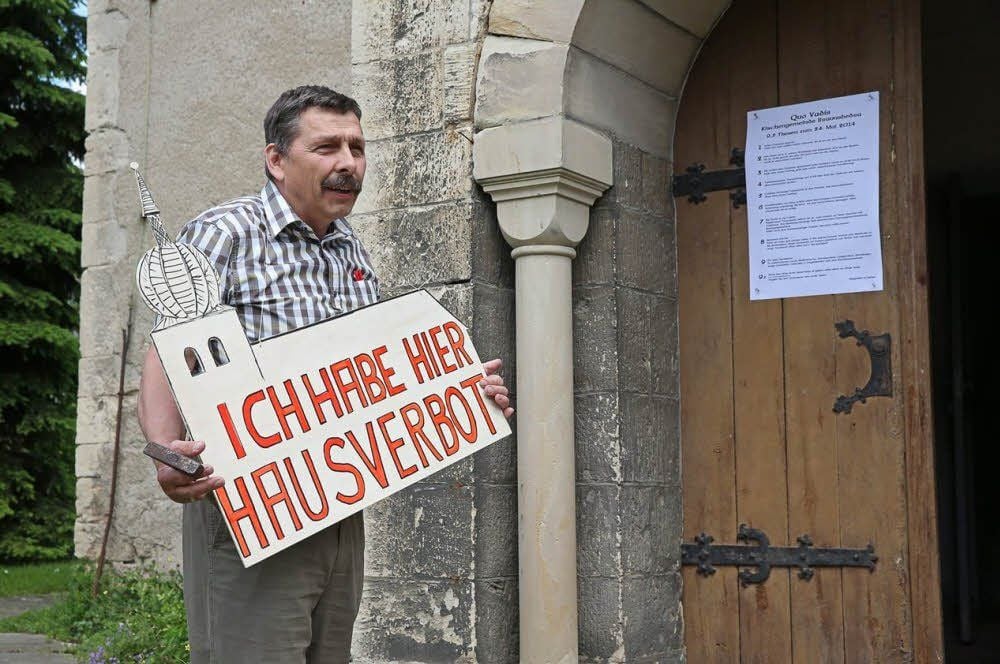 Siegfried Gallas schlug Thesen an die Kirchentür, in denen er die Arbeitsweise des Pfarrers kritisiert.