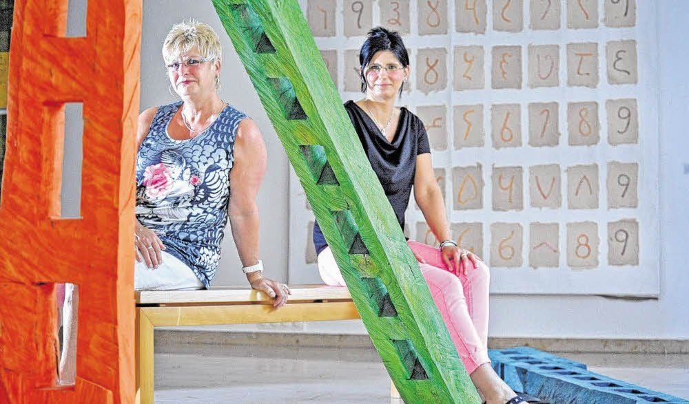 Regina Becher (l.) verlässt nach elf Jahren das Team der Galerie am Ratswall Richtung Ruhestand, Silvia Bier übernimmt jetzt ihre Aufgaben.