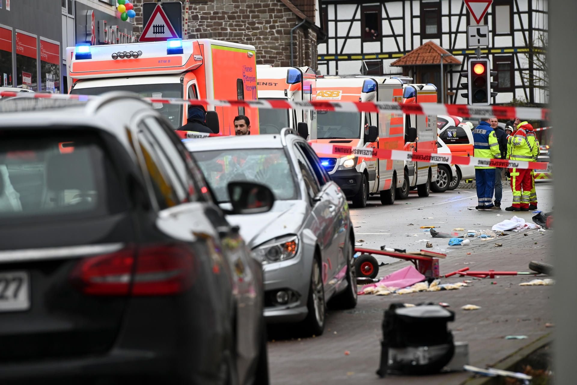 Zahlreiche Rettungswagen waren im Einsatz, um die vielen Verletzten zu versorgen.