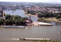 Am Deutschen Eck in Koblenz, wo die Mosel in den Rhein mündet, steht das Reiterstandbild von Kaiser Wilhelm I. (Foto: dpa)