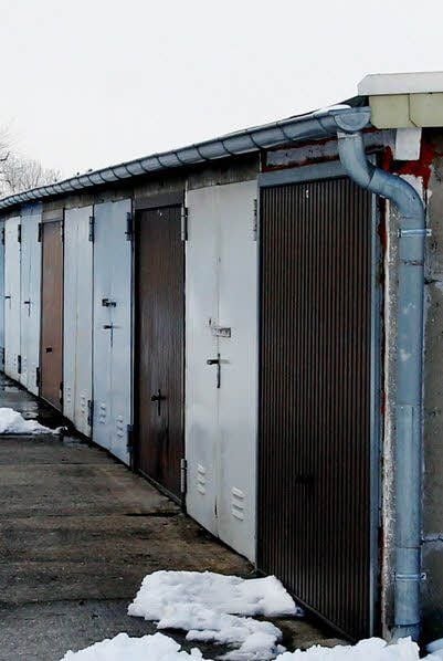 Blick auf einen Garagenkomplex.