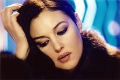 Daniela (Monica Bellucci) stützt sich im neuen Kinofilm «Wie sehr liebst du mich?» auf ihren Kopf. (Foto: dpa)