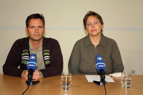 Das Handout des WDR zeigt die Eltern des seit drei Wochen verschwundenen Mirco, Sandra und Reinhard Schlitter aus Grefrath. In einem dramatischen Appell haben sich die Eltern über das Fernsehen an den Täter gewandt. (FOTO: DPA)