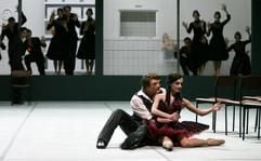 Alexander Zaitsev (l.) tanzt den Nathanael und Maria Eichwald (r.) die Rolle der Olimpia im Handlungsballett «Der Sandmann». (Foto: dpa)
