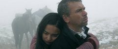 Ulzhan (l, Ayanat Ksenbai) umklammert Charles (Philippe Torreton) - undatierte Filmszene. Der Film «Ulzhan - Das vergessene Licht» erzählt die Geschichte des Franzosen Charles, der nach einer Familientragödie weg will von seinem einstigen Leben. Auf seiner Reise kauft er ein Pferd von der jungen Nomadin Ulzhan. Gegen seinen Willen heftet sich die junge Frau an seine Fersen, folgt dem vom Schicksal gezeichneten Mann durch die kahle Steppe. (Foto: dpa)