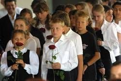 Kinder auf der Trauerfeier