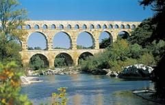 Eine der berühmtesten Brücken der Welt - der Pont du Gard bei Nîmes wurde vor rund 2000 Jahren von den Römern als Wasserleitung errichtet. (Foto: dpa)