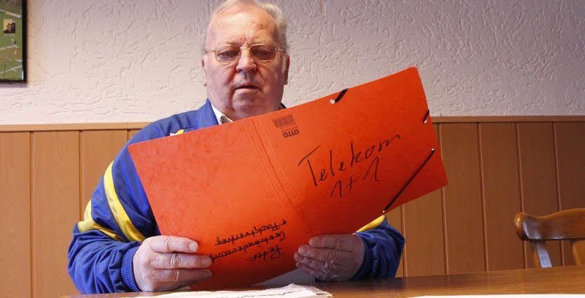 Peter Günther hat einen ganzen Ordner voll mit Akten.