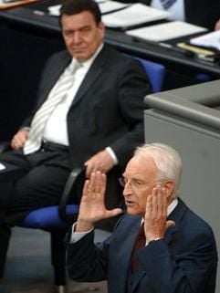 Der bayerische Ministerpräsident und CSU-Vorsitzende Edmund Stoiber spricht am Donnerstag (17. März 2005) im Bundestag in Berlin im Rahmen der Aussprache im Anschluss an die Regierungserklärung von Bundeskanzler Gerhard Schröder (dahinter). (Foto: dpa)