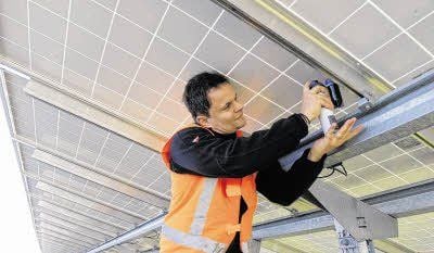 Axel René Matz von der Firma Spectrum Distribution sprüht die DNA auf jedes einzelne Solarmodul.