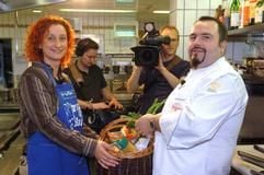 Der beste Koch Sachsen-Anhalts, Rene Bobzin hier mit der Busunternehmerin Michaela Zielke. Nun war er auch bei Sabine Michel im Midgard Abteigarten in Quedlinburg zu Gast. (Foto vom 16.11.2004).