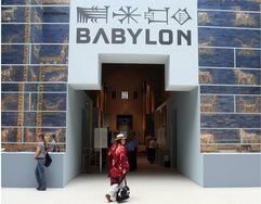 Eine Frau mit Hut betritt im Pergamonmuseum in Berlin die Ausstellung «Babylon. Mythos und Wahrheit». Sie zeigt erstmals die babylonischen Schätze aus den Universalmuseen der Welt. (Foto: dpa)