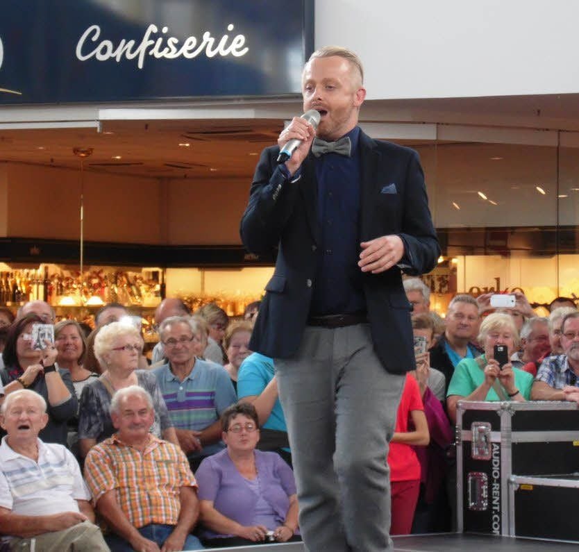 Mit Sakko und Tweedfliege: Ross Antony in Leißling.