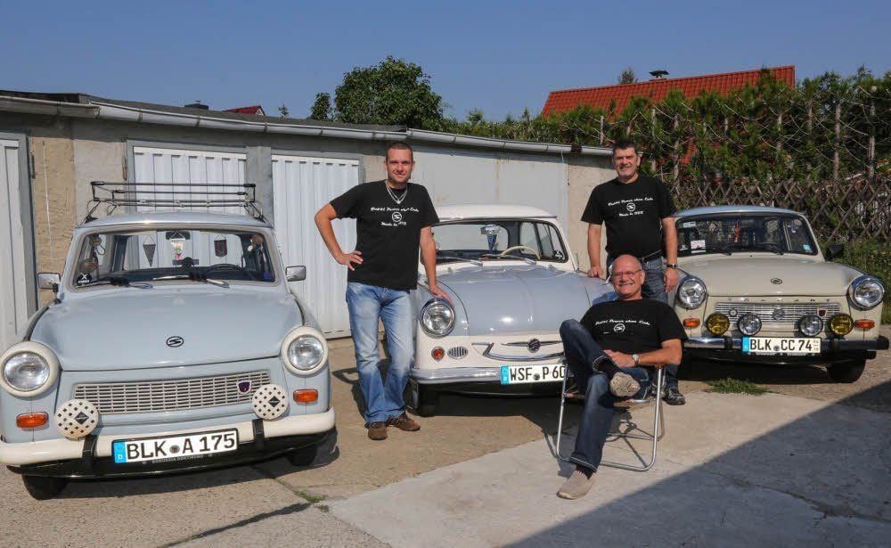 Präsentieren stolz ihre Trabis: Marcel, Burkhardt und Steffen Grothe (von links). Das älteste Fahrzeug in der Mitte ist Baujahr 1962.