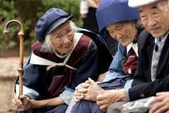Ältere Menschen, die zur Naxi-Minderheit gehören, unterhalten sich in Lijiang in der chnesischen Provinz Yunnan. (Foto: dpa)