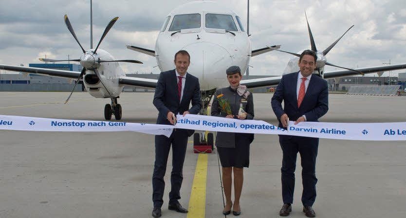 Stewardess Laura, flankiert von Christian Schneider (links) und Markus Kopp, lädt ein zum ersten Flug mit der Saab 2000 nach Genf.