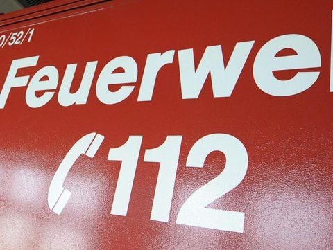 Notruf-Nummer an einem Fahrzeug der Feuerwehr