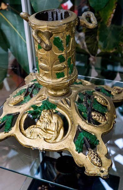 Ein ganz besonderes Ausstellungsstück ist auch dieser vergoldete Baumständer.