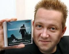 Der Sänger der Pop-Gruppe "Die Prinzen", Sebastian Krumbiegel, zeigt am Dienstag (17.02.2004) in Leipzig sein erstes Soloalbum. Acht Monate nach der Attacke auf den Frontmann der Prinzen meldet sich der Sänger mit der am 1. März erscheinenden CD «Geradeaus abgebogen» zurück. Er verarbeitet auf der CD nicht nur den Überfall in einem Leipziger Park, sondern präsentiert sich auch als nachdenklicher und romantischer Liedermacher. Gerüchte über eine Trennung der ostdeutschen Band («Millionär», «Alles nur geklaut») weist Krumbiegel zurück. (Foto: dpa)