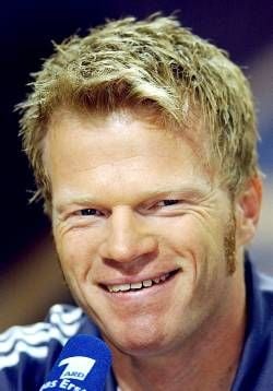 Torhüter Oliver Kahn auf einer Pressekonferenz in