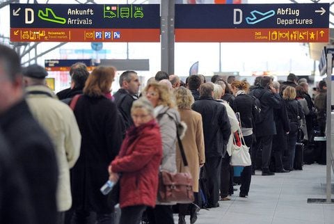 Passagiere warten im Flughafen Köln (Nordrhein-Westfalen) auf die Abfertigung. Aufgrund eines Streiks des Sicherheitspersonals kommt es zu Verzögerungen und Ausfällen im Flugverkehr.