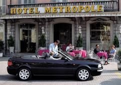 Im Urlaub mal ein ganz anderes Auto fahren: Mietwagen werden immer häufiger schon bei der Urlaubsbuchung im Reisebüro oder Internet mitgeordert. (Foto: dpa)