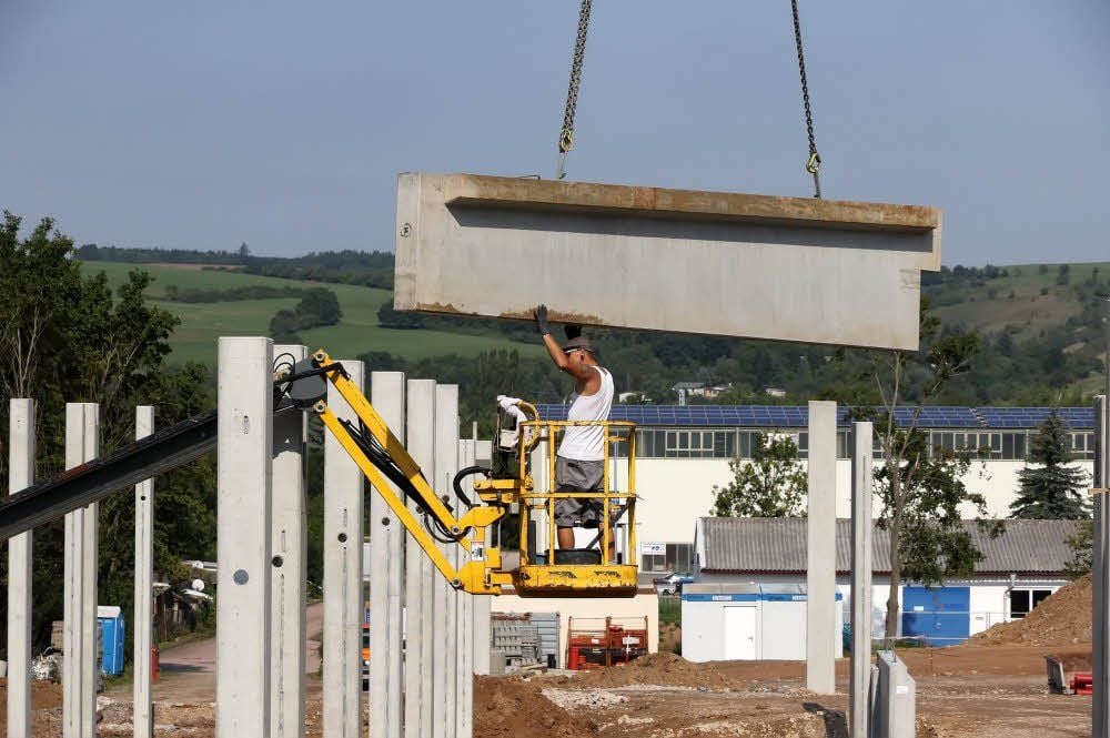 Arbeiter errichten derzeit bereits die Grundmauern für das neue Fachmarktzentrum. Dabei entstehen nun sechs kleinere Märkte