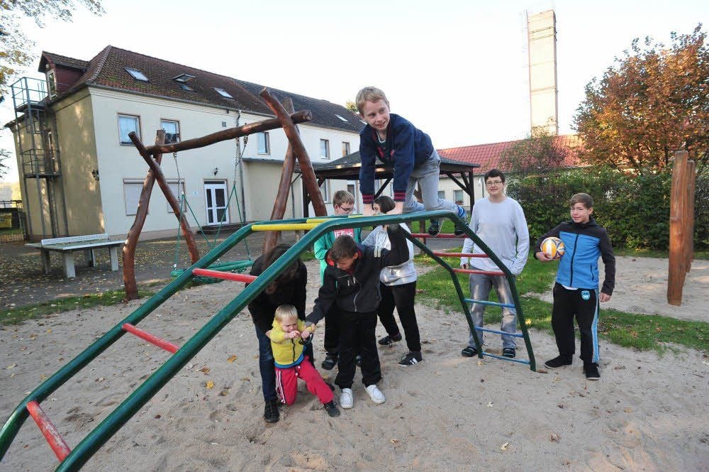 Die Kinder des Kropstädter Kinderhauses tummeln sich gern auf ihrem Spielplatz.